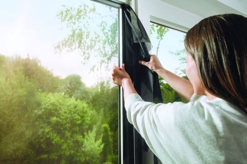Jak samodzielnie przygotować osłonę na okno przed uciążliwymi komarami?